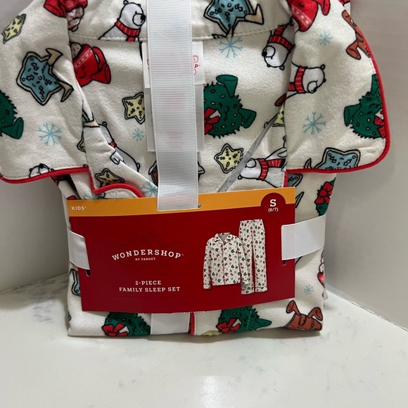 Wondershop Festive Family Sleep Set - Red, Green, White - Picture 6 of 9